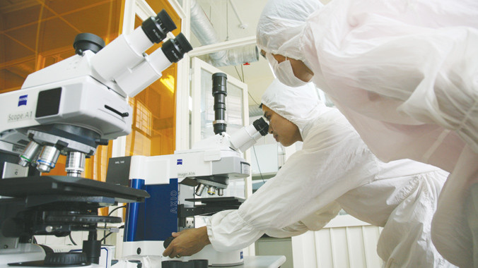 Các nhà khoa học trẻ đại học quốc gia Hà nội nghiên cứu trong phòng thí nghiệm. Ảnh: Hồng Vĩnh.