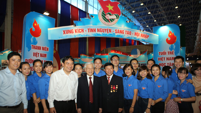 Tổng Bí thư Nguyễn Phú Trọng thăm gian hàng triển lãm của T.Ư Đoàn. Ảnh: Như Ý.