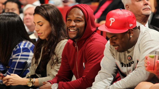 Floyd Mayweather (giữa) theo dõi trận bóng rổ tại Miami trước khi gặp Pacquiao để thảo luận về trận so găng trị giá 300 triệu USD giữa hai võ sỹ. Ảnh: Getty Images.