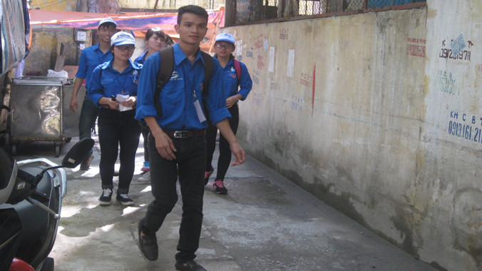 Các đội tìm kiếm nhà trọ đi sâu vào từng ngõ nhỏ nhằm tìm được càng nhiều chỗ trọ càng tốt. Ảnh: Lưu Trinh.