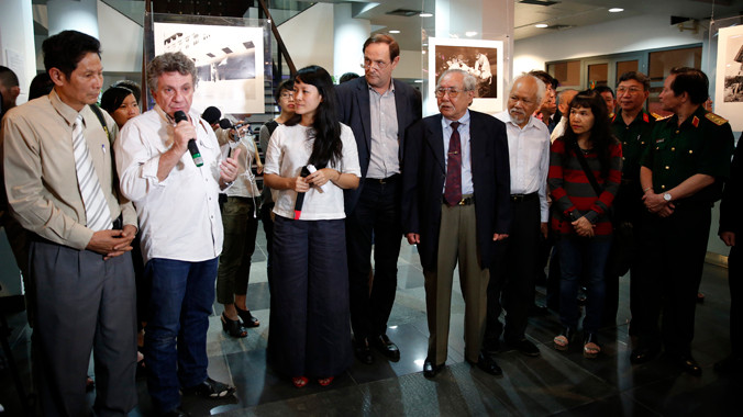 Ông Patrick Chauvel và các tác giả phóng viên chiến trường tại lễ khai mạc triển lãm. Ảnh: Hồng Vĩnh.