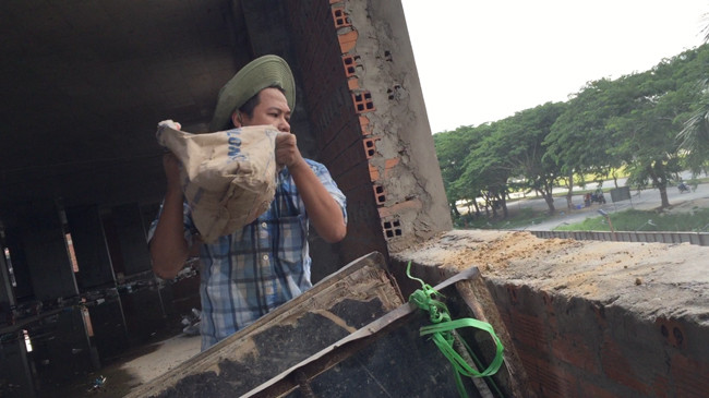 Công nhân làm việc ngoài giàn giáo công trình không bảo hộ, che chắn xung quanh.