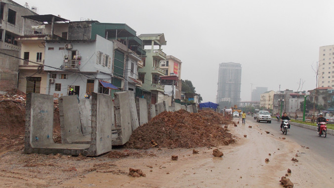 Đường nối Nguyễn Văn Huyên - Cầu Giấy chìm trong bùn đất, bê tông. Ảnh: Anh Trọng.
