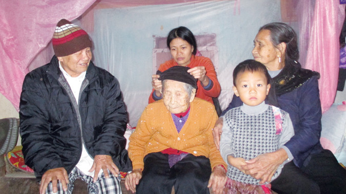 Cụ Lê Thị Luyến cùng con, cháu và chắt. Ảnh: Hoàng Lam.