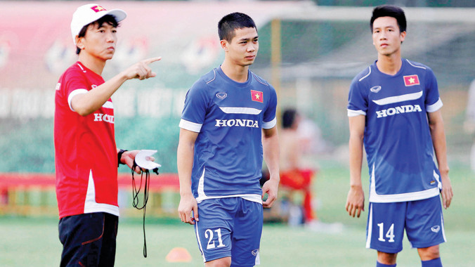 Việc HLV Miura (trái) gần như chỉ sử dụng một mình Công Phượng (giữa) ở các ĐTQG khiến những người yêu thích lối chơi của HA.GL không hài lòng. Ảnh: VSI.