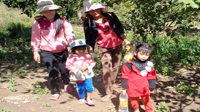 Gia đình chị H'Bung gùi nước sinh hoạt lấy ở khe suối về.