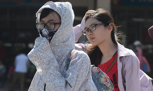 Sĩ tử mệt mỏi vì nắng nóng. Ảnh: ANTĐ