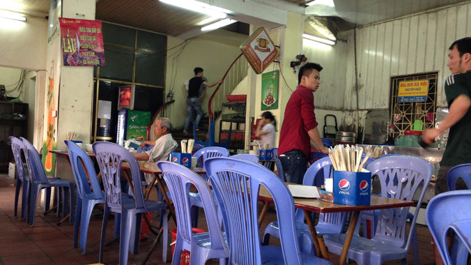 Nhà đất tại 80 Trần Nhật Duật đã bị cho thuê lại mở nhà hàng bia. Ảnh: Hà Anh.