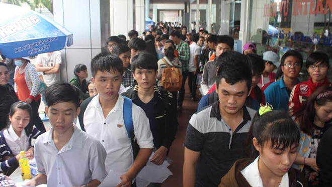 Hàng ngàn thí sinh xếp thành hàng dài để nộp, rút hồ sơ tại trường ĐH Công nghiệp TPHCM.