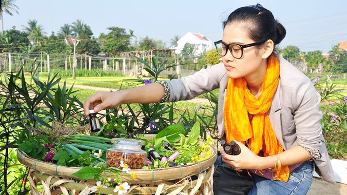 Nguyễn Ngọc Anh và các sản phẩm tinh chế từ Trà Quế. Ảnh: Nguyễn Trang.