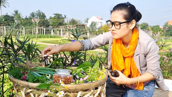 Nguyễn Ngọc Anh và các sản phẩm tinh chế từ Trà Quế. Ảnh: Nguyễn Trang.