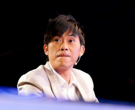 Hoài Linh nhận danh hiệu Nghệ sĩ ưu tú.