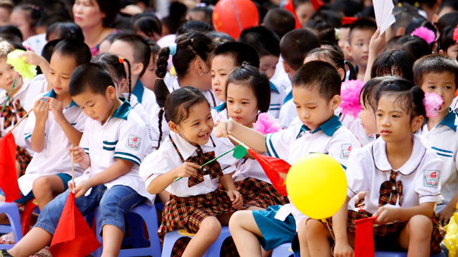 Học sinh lớp 1 Trường Tiểu học Kim Liên (Hà Nội) chuẩn bị cho ngày khai giảng. Ảnh: Ngọc Châu.