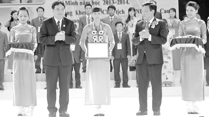 Bí thư thứ nhất T.Ư Đoàn Nguyễn Đắc Vinh trao thưởng cho cán bộ, công chức, viên chức trẻ giỏi.