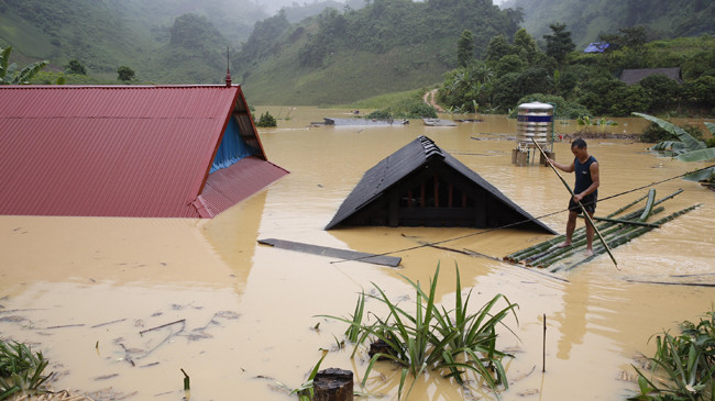 Nước ngập mái nhà ở Tuần Giáo. Ảnh: Hồng Vĩnh.