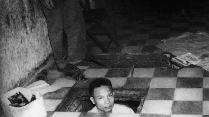 Ông Trần Văn Lai về khui lại căn hầm sau ngày giải phóng. Ảnh: Tư liệu.