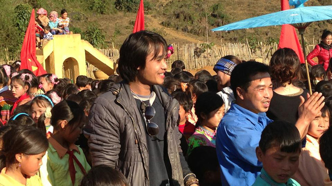 Anh Trần Xuân Tùng (trái) là người nêu ý tưởng đỡ đầu điểm trường đầu tiên trong Dự án “Sẻ chia yêu thương” là trường Tiểu học bán trú Hoàng Thu Phố số 2, Bắc Hà (Lào Cai). Ảnh: Sign-in.