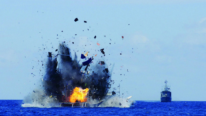 Hải quân Indonesia cho nổ tung tàu cá nước ngoài ngày 20/5. Ảnh: Getty Images.