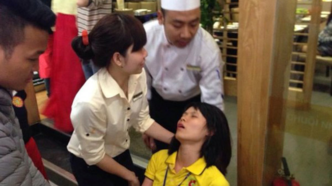 Nhân viên siêu thị cũng ngất xỉu. Ảnh: Văn Quang/ Zing.