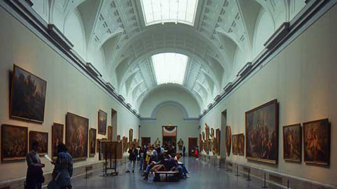 Xem tranh bằng tay