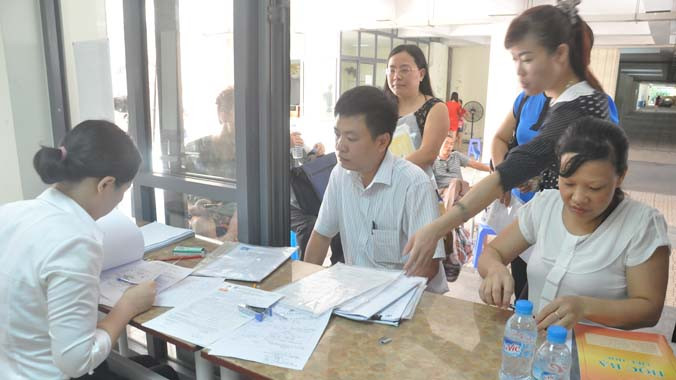 Phụ huynh nộp hồ sơ tuyển sinh lớp 6 tại trường THPT Chuyên Hà Nội - Amsterdam ngày 16/6.