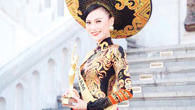 Cao Thùy Linh ngoài thi hoa hậu chui còn bị “ném đá” vì chụp hình nude bên ngựa.