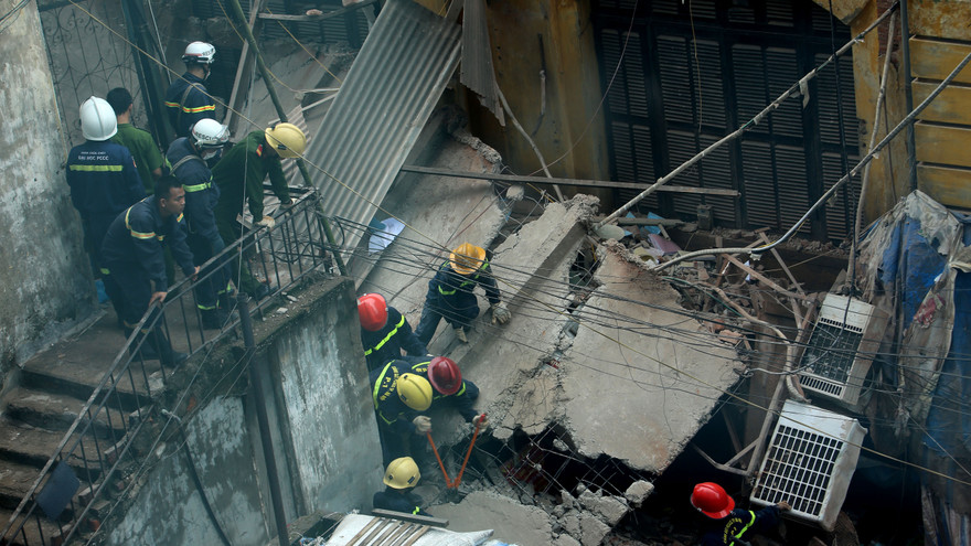 Lực lượng cứu hộ đang cố gắng cắt phá bê tông, tìm kiếm người bị nạn. Ảnh: Như Ý.