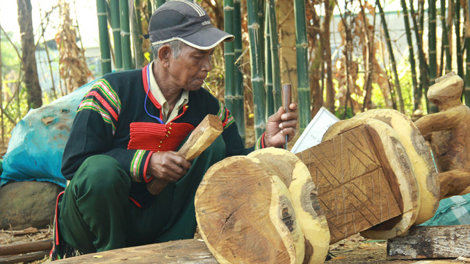 Một nghệ nhân trổ tài tạc tượng gỗ.