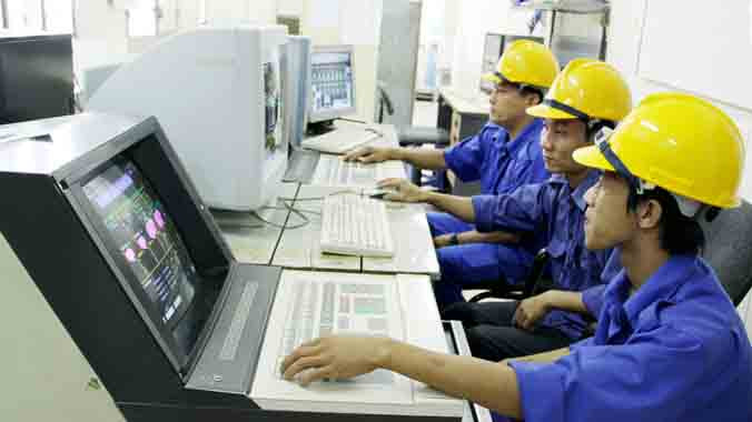 Số liệu ngành xăng dầu, điện lực liên tục báo lỗ, nhưng ngành thống kê không được quyền tiếp cận doanh nghiệp để lấy số liệu chính xác hơn, mà phải căn cứ vào báo cáo của họ. Ảnh: Hồng Vĩnh.