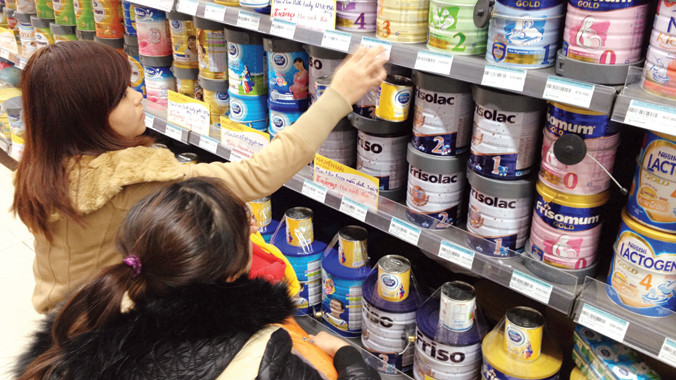 Giá sữa bột thế giới giảm sâu, nhưng thị trường trong nước vẫn đứng yên. Ảnh: Như Ý.
