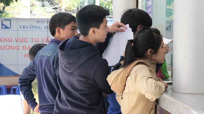 Phụ huynh, thí sinh đều tỏ ra mệt mỏi sau nhiều ngày vật vã với hồ sơ xét tuyển.