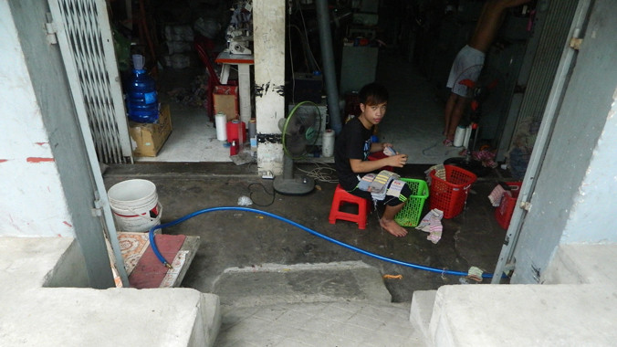 Doanh nghiệp nhỏ và vừa ở quận Bình Thạnh sử dụng cả lao động trẻ em. Ảnh: LT.