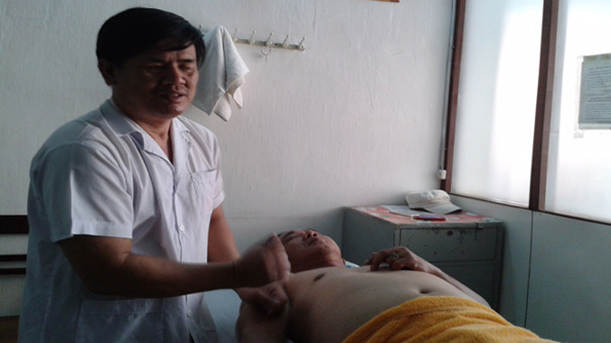 Một người mù đang mát xa cho khách quen