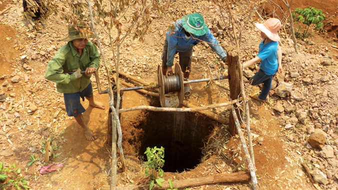 Nông dân đào giếng chống hạn. Ảnh: PV.