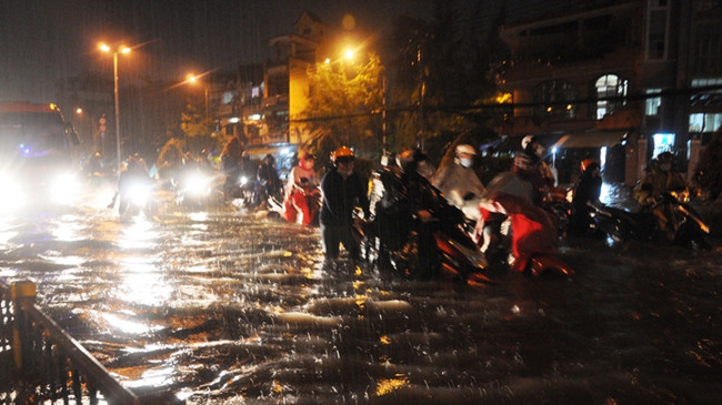 TPHCM chìm trong biển nước sau cơn mưa tối 15/9.