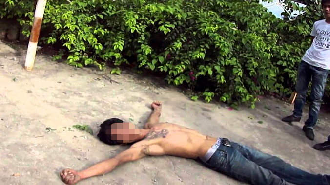 Nam thanh niên ngáo đá ở cầu Vân Đồn - Quảng Ninh. Ảnh: Nguyễn Hồng.