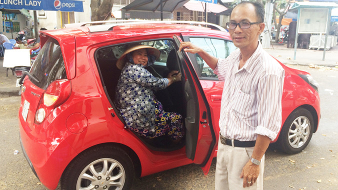 Một xe Uber đang đón khách tại TPHCM. Ảnh: Bảo An.