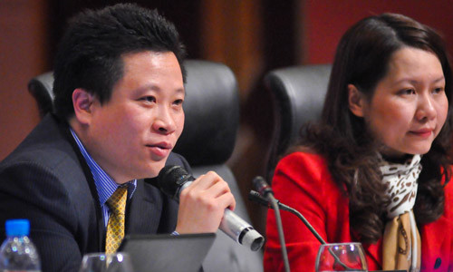 Ông Hà Văn Thắm (trái).