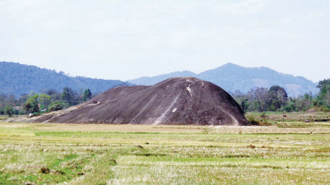 Đá Voi Mẹ nổi trên cánh đồng.