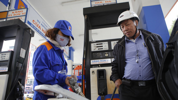 Không thể vì bù thu ngân sách do giá dầu giảm mà tìm cách tăng thuế trong nước. Ảnh: Như Ý.