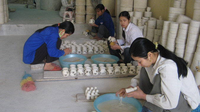 Từ 1/1/2016, thêm nhiều quyền lợi cho người lao động khi tham gia BHXH. Ảnh: Phạm Anh.