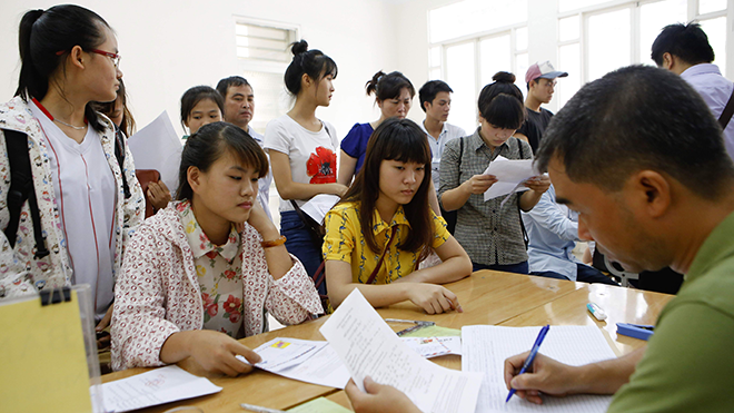 Thí sinh làm thủ tục nộp hồ sơ tuyển sinh vào Trường Đại học Công đoàn. Ảnh: Như Ý.