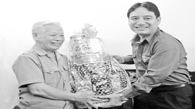 Bí thư Thứ nhất TƯ Đoàn Nguyễn Đắc Vinh thăm và tặng quà Thiếu tướng Nguyễn Ngọc Doanh.