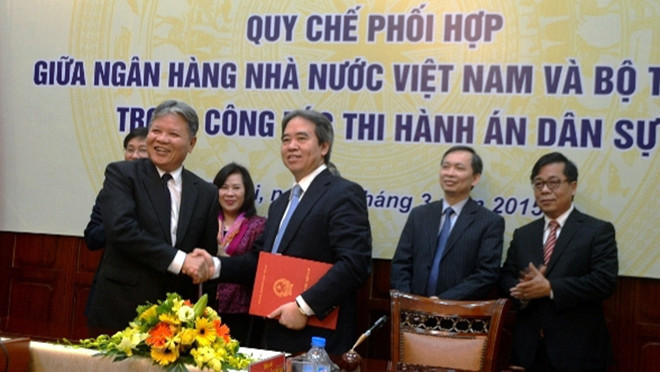 Dù hai ngành Ngân hàng và Tư pháp đã bắt tay nhau nhưng xem ra nhiều vụ “nợ xấu” vẫn dồn toa chưa xử lý được. Ảnh: Trần Việt.