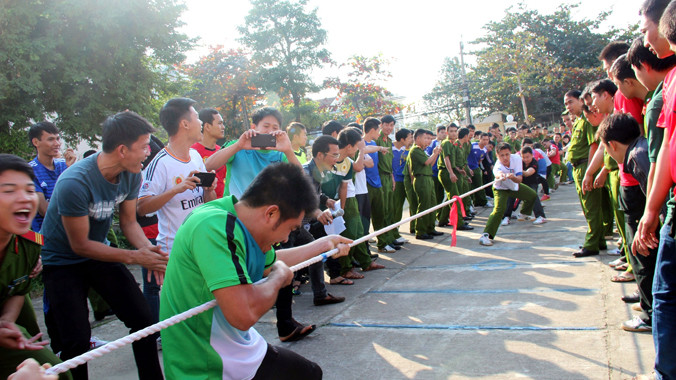 Các chiến sỹ công an chơi kéo co. Ảnh: Hoài Văn.