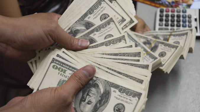 Giá USD trên thị trường tự do và liên ngân hàng đang biến động. Ảnh: Hồng Vĩnh.