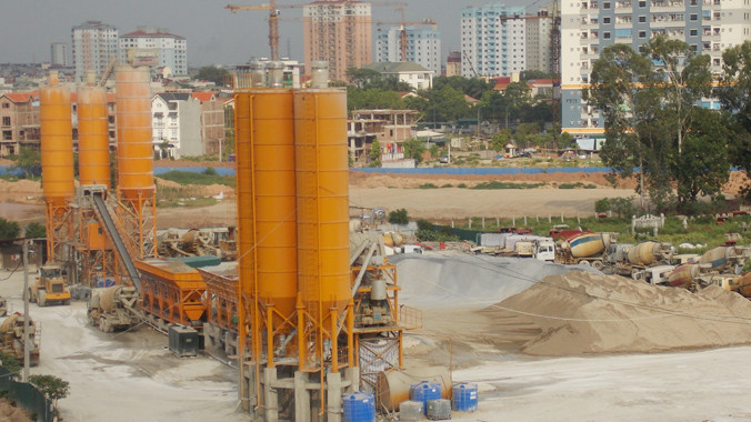 Ai đã cho phép trạm bê tông Việt Xô kéo theo hàng chục xe tải hoạt động tại phường Đại Kim (phố cấm) lâu nay? Ảnh: A.T.