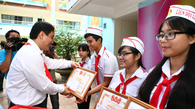 Anh Nguyễn Đắc Vinh, Bí thư thứ Nhất T.Ư Đoàn trao giải thưởng Kim Đồng cho những em cán bộ chỉ huy Đội có thành tích xuất sắc.