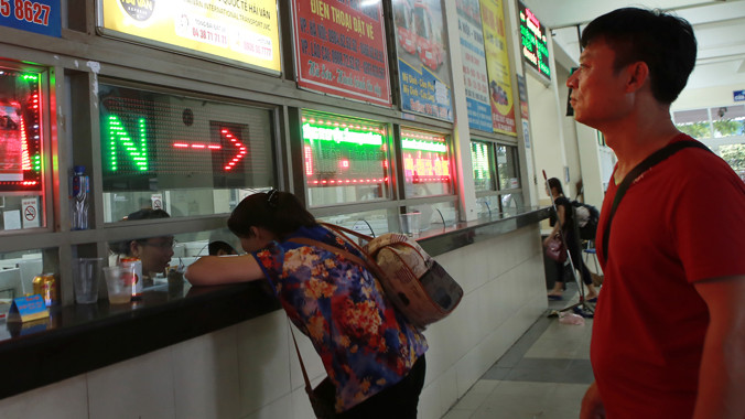 Giá cước vận tải không giảm khiến hành khách đi xe thiệt thòi. Trong ảnh: Hành khách mua vé xe tại Bến xe khách Mỹ Đình, Hà Nội. Ảnh: Ngọc Châu.