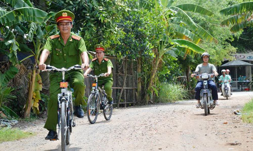 Cảnh sát khu vực thuộc TP Cao Lãnh đi tuần bằng xe đạp. Ảnh: Báo Công an Nhân dân.